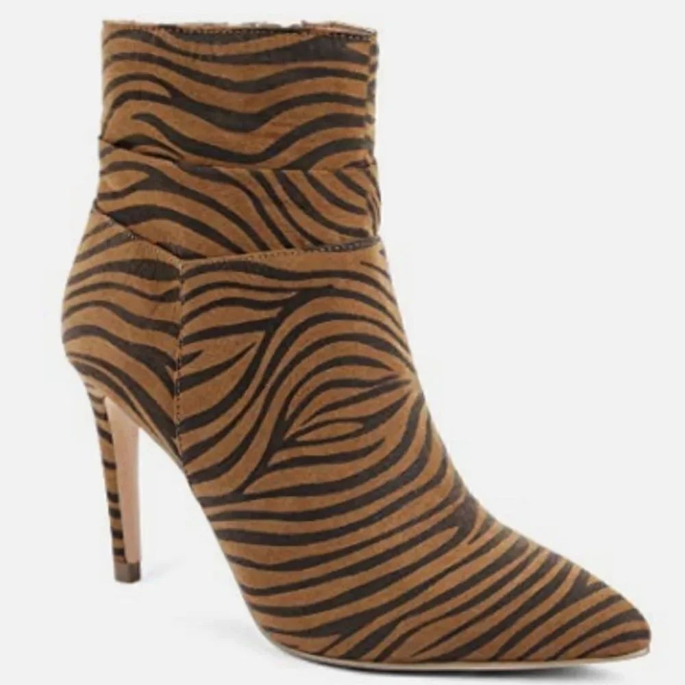 NWT XOXO Brown Black Zebra Print astillero Slouchy Pointed Toe Suede Ankle Boots